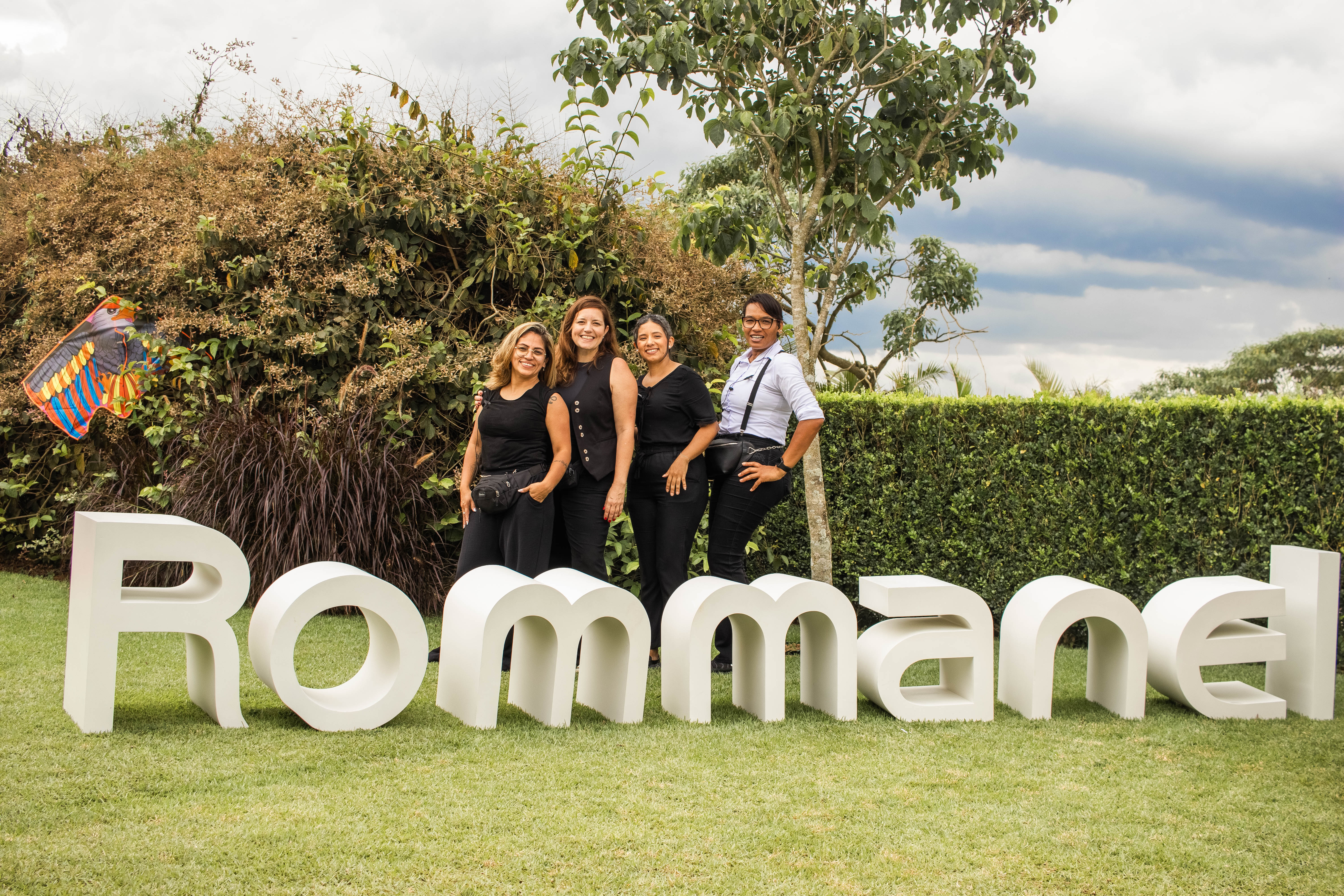 Por trás de grandes eventos, uma equipe que faz acontecer! Registro especial com parte de nosso time durante um evento incrível para a Rommanel.